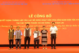 Trao quyết định thành lập Câu lạc bộ văn hóa dân gian đồng bào H’re xã An Vinh. Ảnh: Ngọc Nhuận