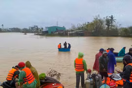 Thúng chai trở thành phương tiện cứu hộ người dân vùng lũ. Ảnh: Chi hội Hướng dẫn viên du lịch Gia Lai