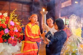 Nghi thức rước lửa thiêng tại Đền thờ Tây Sơn Tam kiệt biểu trưng cho tinh thần thượng võ và sự lan tỏa các giá trị của võ cổ truyền Việt Nam. Ảnh: Đoan Ngọc