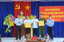 Phó Chủ tịch UBND tỉnh Nguyễn Hữu Quế tặng quà của Tỉnh ủy, HĐND, UBND, Ủy ban MTTQ Việt Nam tỉnh cho lãnh đạo xã và Công an xã Canh Liên. Ảnh: Phi Long