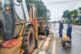 Phá dỡ dải phân cách cứng trước cổng Trường Tiểu học Lê Quý Đôn