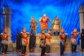 Vở tuồng Nhìn lại một vương triều khắc họa vương triều Hồ (1400 - 1407) để lại nhiều dấu ấn trong lịch sử nước ta. Ảnh: Ngọc Nhuận