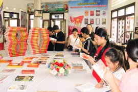 Thư viện tỉnh Gia Lai Trưng bày sách kỷ niệm 80 năm Cách mạng tháng Tám và Quốc khánh 2/9. Ảnh: ĐVCC