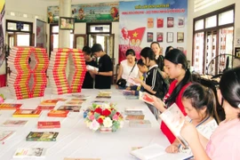 Thư viện tỉnh Gia Lai Trưng bày sách kỷ niệm 80 năm Cách mạng tháng Tám và Quốc khánh 2/9. Ảnh: ĐVCC