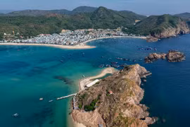 Đảo Hòn Khô ở làng biển Nhơn Hải (phường Quy Nhơn Đông, tỉnh Gia Lai) là điểm đến nổi tiếng thu hút đông đảo du khách. Ảnh: Đoan Ngọc