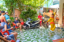 Du khách xem biểu diễn võ cổ truyền Bình Định. Ảnh: Ngọc Nhuận