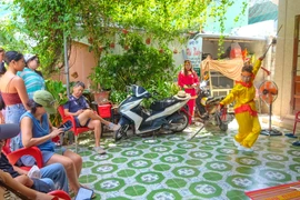 Du khách xem biểu diễn võ cổ truyền Bình Định. Ảnh: Ngọc Nhuận