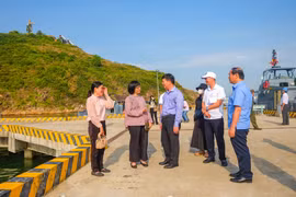 Phó Chủ tịch UBND tỉnh Nguyễn Thị Thanh Lịch (thứ 2 từ trái sang) khảo sát làng chài Hải Minh - nơi lưu giữ nhiều giá trị lịch sử, văn hóa. Ảnh: Ngọc Nhuận