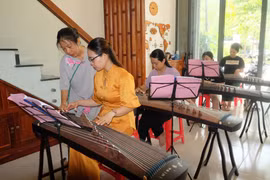 Lớp dạy cổ tranh tại Quy Nhơn của chị Hòa Diễm thu hút nữ sinh, nhân viên văn phòng, người làm công việc tự do theo học. Ảnh: Ngọc Nhuận