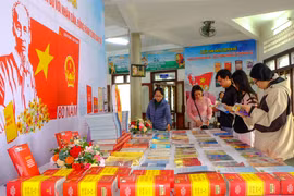 Hơn 200 đầu sách, tài liệu trưng bày phục vụ bạn đọc tại Thư viện tỉnh Gia Lai. Ảnh: Ngọc Nhuận