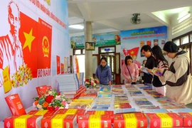 Hơn 200 đầu sách, tài liệu trưng bày phục vụ bạn đọc tại Thư viện tỉnh Gia Lai. Ảnh: Ngọc Nhuận