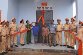 Phòng Cảnh sát Giao thông tỉnh Gia Lai bàn giao 3 căn nhà tình nghĩa cho hộ nghèo 