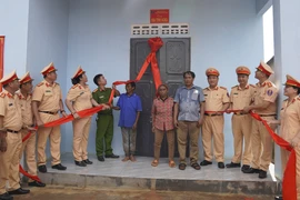 Phòng Cảnh sát Giao thông tỉnh Gia Lai bàn giao 3 căn nhà tình nghĩa cho hộ nghèo 