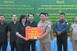 Phó Chủ tịch UBND tỉnh, Trưởng Ban Chuyên trách tỉnh Gia Lai Nguyễn Thị Thanh Lịch (hàng đầu, bên trái) trao số tiền hỗ trợ 13.000 USD của Chính phủ Việt Nam cho Ban Chuyên trách tỉnh Stung Treng. Ảnh: Đoàn Bình