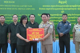 Phó Chủ tịch UBND tỉnh, Trưởng Ban Chuyên trách tỉnh Gia Lai Nguyễn Thị Thanh Lịch (hàng đầu, bên trái) trao số tiền hỗ trợ 13.000 USD của Chính phủ Việt Nam cho Ban Chuyên trách tỉnh Stung Treng. Ảnh: Đoàn Bình