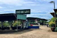 Khu chợ được đầu tư khang trang nhưng đìu hiu, vắng người mua bán và các điểm chợ tạm, chợ cóc tự phát đang hoạt động nhộn nhịp, gây lãng phí nguồn lực đầu tư.