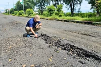 Tuyến đường tại trung tâm xã Ia Pa (tỉnh Gia Lai) vừa sửa chữa xong đã bị hư hỏng, UBND tỉnh Gia Lai yêu cầu kiểm điểm, làm rõ trách nhiệm của chủ đầu tư và các tổ chức liên quan về chất lượng thi công.