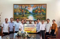 Đại diện Tổng Công ty Cà phê Việt Nam (VINACAFE) và các doanh nghiệp thành viên khu vực Tây Gia Lai trao 1 tỷ đồng hỗ trợ người dân bị thiệt hại nặng nề do mưa lũ.