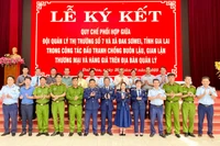 Đội QLTT số 7 và UBND xã Kon Gang ký quy chế phối hợp trong đấu tranh chống buôn lậu, gian lận thương mại và hàng giả. Ảnh: V.T