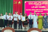 Phường Bồng Sơn và xã Chư Prông ký kết chương trình kết nghĩa. Ảnh: Rơ Lan Viện