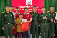 Đoàn công tác Bộ Quốc phòng thăm hỏi, tặng quà và khám bệnh miễn phí cho người dân xã Ngô Mây (Gia Lai), nhằm hỗ trợ người dân vùng lũ.
