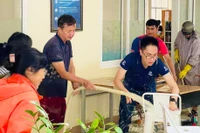 Nỗ lực khôi phục trường lớp bị ngập sâu trong biển nước ở Gia Lai sau trận lũ lịch sử, thể hiện tinh thần quyết tâm đưa trường học hoạt động sớm nhất.