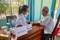 Người cao tuổi được tư vấn sức khỏe, khám lâm sàng tại chương trình.