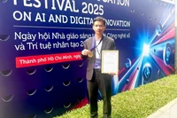 Thầy giáo Trần Quốc Quân (Trường THPT Tây Sơn) nhận giải nhất vòng Chung kết quốc gia giải thưởng Tiên phong ứng dụng AI trong Giáo dục Việt Nam 2025 tại TP. Hồ Chí Minh.