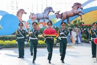 Nghi thức Lễ thượng cờ đầy trang trọng và thiêng liêng diễn ra tại Quảng trường Nguyễn Tất Thành (phường Quy Nhơn) vào sáng mùng 1 Tết Bính Ngọ, mở đầu cho chuỗi hoạt động mừng Xuân của tỉnh Gia Lai.