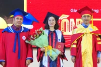Tân cử nhân, kỹ sư rạng rỡ nhận bằng tốt nghiệp tại Trường Đại học Quy Nhơn trong đợt 2, năm 2025.