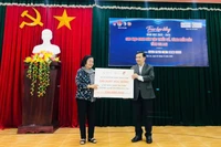 Quỹ học bổng Vừ A Dính và Câu lạc bộ Hoàng Sa-Trường Sa tổ chức Lễ trao 130 suất học bổng nhằm động viên học sinh dân tộc thiểu số, vùng biển đảo tỉnh Gia Lai.