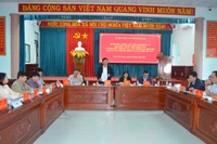 Đồng chí Mai Việt Trung, Trưởng Ban Tổ chức Tỉnh ủy kiểm tra thực tế công tác chuẩn bị bầu cử tại cơ sở.