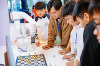 Hệ thống ChessRobot do sinh viên Đại học FPT Quy Nhơn sáng chế có khả năng thi đấu cờ vua ở nhiều cấp độ khác nhau nhờ tích hợp AI.