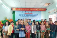 Hội LHPN tỉnh và Nghệ sĩ Lệ Thủy trao kinh phí cứu trợ cho hội viên phụ nữ bị thiệt hại bão số 13 tại tỉnh.