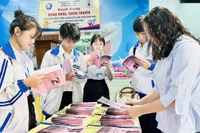 Truyền thông giáo dục bảo vệ sức khỏe sinh sản và vấn đề giới, giới tính cho học sinh tuổi mới lớn trong trường học.