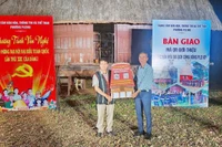 Lễ trao bảng mã QR số hóa thông tin du lịch và giao lưu văn nghệ chào mừng Đại hội XIV của Đảng tại làng du lịch cộng đồng Ơp, phường Pleiku vào tối ngày 15-1.