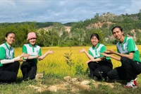 Các thành viên Hội Yêu rác thực hiện hoạt động nhặt rác và trồng cây để bảo vệ môi trường, lan tỏa lối sống xanh và tinh thần tự nguyện tại cộng đồng.