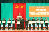 Các tập thể, cá nhân có thành tích xuất sắc trong công phòng chống thiên tai, cứu hộ, cứu nạn, khắc phục hậu quả bão số 13 nhận bằng khen của UBND tỉnh.