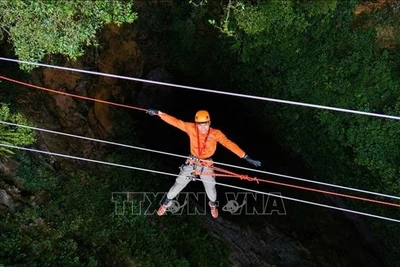 Trải nghiệm đu dây qua hố sụt Ác Mộng tại Quảng Bình