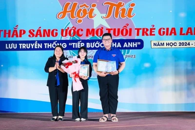 Bí thư Tỉnh Đoàn Hà Thị Giang Thảo (bìa trái) trao giải nhất Hội thi thắp sáng ước mơ tuổi trẻ Gia Lai năm học 2024-2025 cho đội thi Đoàn Trường THPT Nguyễn Bỉnh Khiêm. Ảnh: P.L