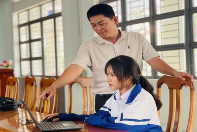Thầy Nguyễn Thành Nhựt (giáo viên môn Tiếng Anh) hướng dẫn học sinh sử dụng nền tảng học trực tuyến Office 365. Ảnh: T.D