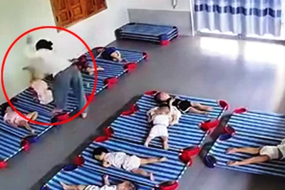 Vụ xách ngược trẻ 20 tháng tuổi, đánh đập dã man: Công an vào cuộc điều tra