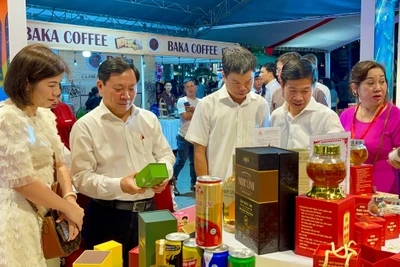 Nhiều sản phẩm mang nét đặc trưng của tỉnh đã được các nhà sản xuất chế biến dưới dạng nhiều sản phẩm tiện lợi. Ảnh VT