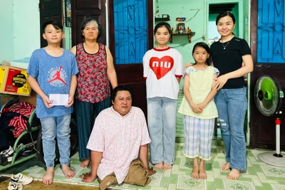 Đại diện Dự án “Nuôi em thành tài” trao tiền hỗ trợ cho gia đình em Đào Trần Hoàng Quân (đường Lương Định Của, phường Hội Phú, TP. Pleiku). Ảnh: M.N