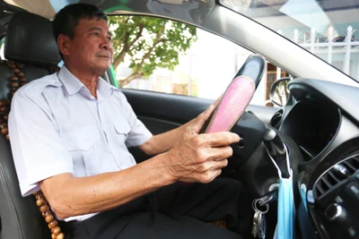Ông Đỗ Xuân Lâm luôn đặt sự an toàn lên hàng đầu trong mỗi chuyến đi. Ảnh: L.V.N