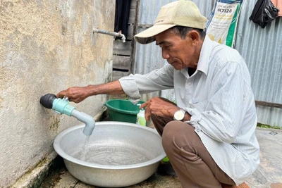 Gia đình ông Ksor Arup (buôn Phu Ma Nher 2) hiện đang sử dụng nước sạch từ hệ thống giếng khoan của xã với giá 6.000 đồng/m3. Ảnh: V.C