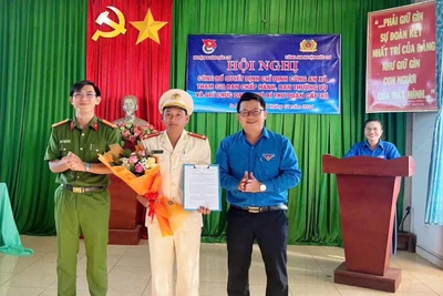 Thượng úy Lê Văn Hùng (ở giữa) nhận quyết định giữ chức danh Phó Bí thư Đoàn xã Ia Pnôn (huyện Đức Cơ). Ảnh: P.L