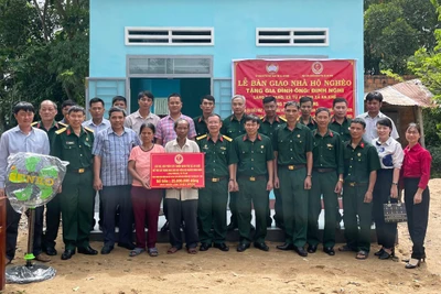 Đại diện Ban Thường trực Ủy ban MTTQ Việt Nam thị xã An Khê và các đơn vị liên quan bàn giao nhà Đại đoàn kết cho gia đình ông Đinh Nghi (làng Pơ Nang, xã Tú An). Ảnh: Ngọc Anh