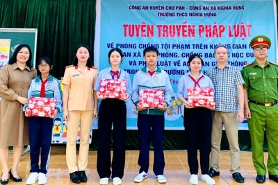 Lực lượng Công an huyện Chư Păh tổ chức tuyên truyền pháp luật về phòng-chống tội phạm trên không gian mạng, phòng-chống bạo lực học đường kết hợp tặng quà cho học sinh nghèo vượt khó tại Trường THCS Nghĩa Hưng. Ảnh: M.P