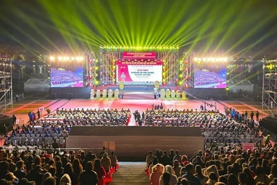Hàng chục ngàn người đến Quảng trường Lâm Viên dự lễ kỷ niệm 50 năm Ngày giải phóng tỉnh Lâm Đồng